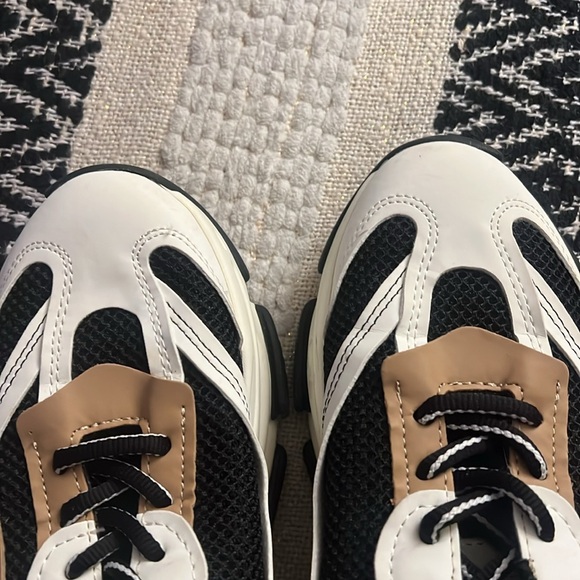 “NEW” - Steve Madden Sneakers- W8 - Picture 4 of 6